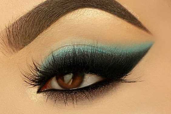 blue:black winged eye makeup