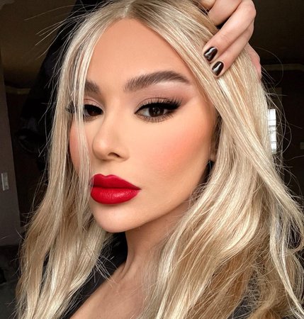 Ani Goulayan sur Instagram : I found a new love for red lipstick and peach blush 😍 Sculpted my face using @vanitymakeupcosmetics medium cream trio