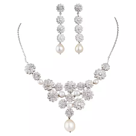 Diamond Pearl Set in 18k Gold For Sale at 1stDibs