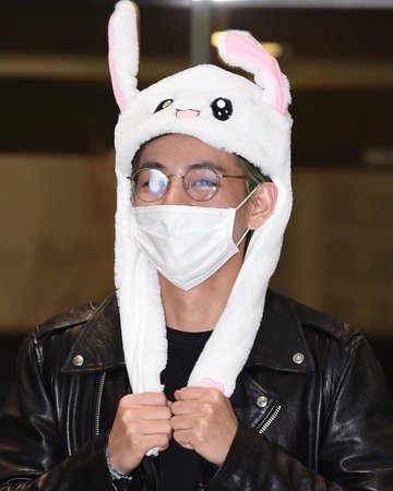 BTS TAEHYUNG – V @taetwt - 190215 #TAEHYUNG at Gimpo Airport Ⓒ to all owners. – taehyung wears that bunny hat so cutee 🐰💖💞 #BTSLoveYourselfTour - Insta Stalker