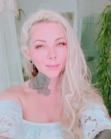 Maria Brink on Instagram: “Sending all my love tonight to all of you 🌙 #blessedbe”