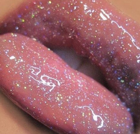 sparkly glossy lips