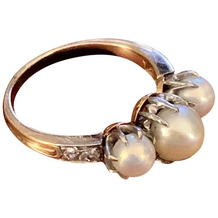 Vintage 3-Stone Pearl and Euro Cut Side Diamond 14 Karat Yellow Gold Ring For Sale at 1stDibs