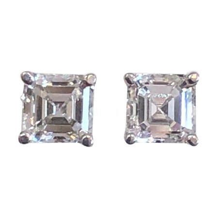 Diamond Stud Earring For Sale at 1stDibs