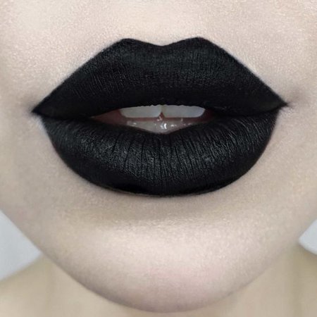 Studded Kiss Crème Lipstick SLAYER