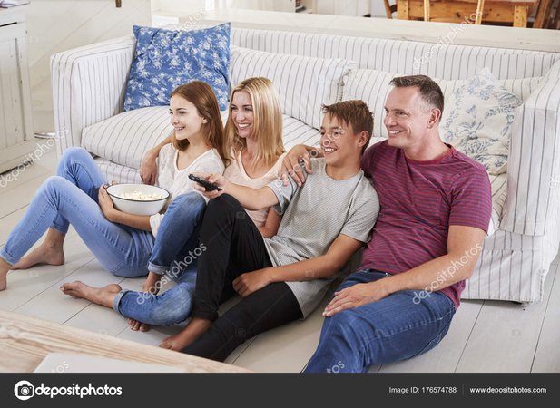 Imágenes: familia y adolescentes | Familia con hijos adolescentes en el sofá — Foto de stock © monkeybusiness #176574788