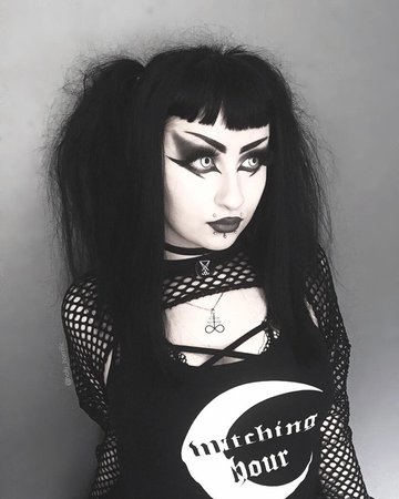 ℌ𝔬𝔩𝔩𝔶 on Instagram: “Another 1 bc I’m working most the week and won’t be doing cool makeup hehe ⛓ . . . #gothgoth #goth #gothic #gothgirl #gothsofinstagram…”
