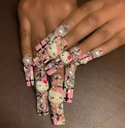 chunky hello kitty charm nails - y2k manicures.PNG (687×706)