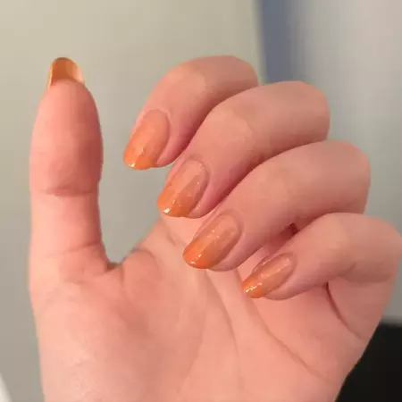Unghie Peach Fuzz Colore Pantone 2024: le nail art a cui ispirarsi