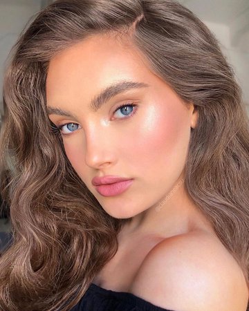 Claudia Neacsu sur Instagram : Fresh & flushed using @poutcase Vibrant Mauve Lipstick for lips & Cheeks, Magnificent Caramel & Gentle Ivory foundations to perfect the…