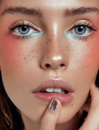 turquoise eyeliner