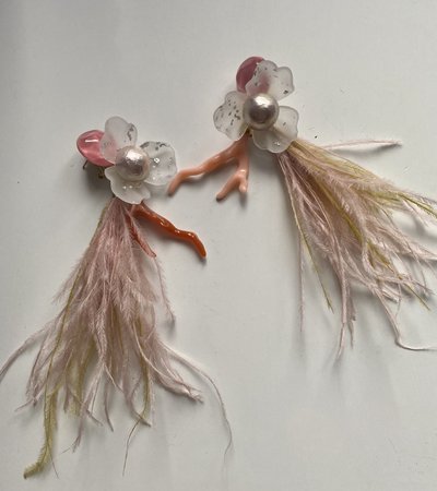 earrings with corral imitation and feathers