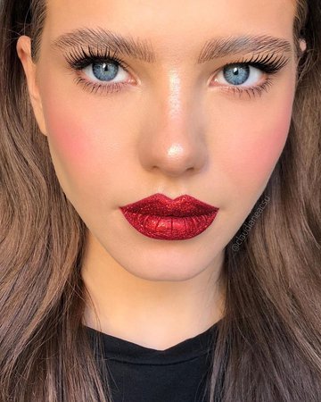 Claudia Neacsu sur Instagram : Yesterday was about matte red lips, today is about glittery red lips ✨ Which one you think is going to be tomorrow’s finish? #glowing…