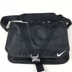 Nike Essentials Messenger Bag