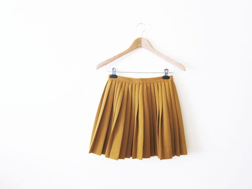 mustard pleated skirt | Tumblr