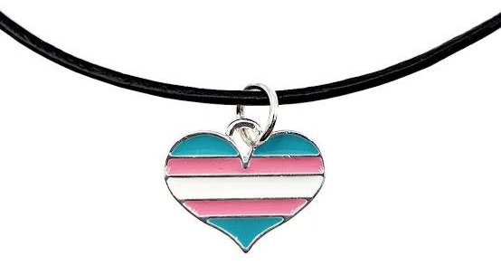 cordão de coração com temática transexual