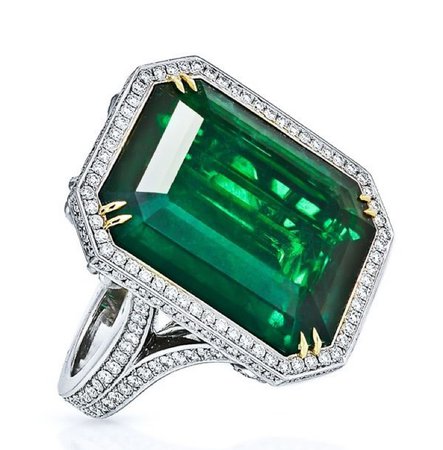 Ring emerald and diamond