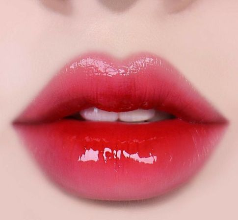glossy lip