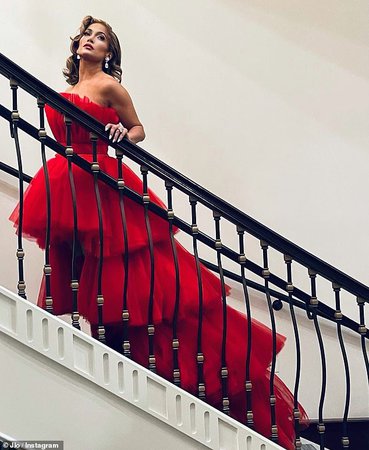 Jennifer Lopez wears a long red sleeveless gown with exquisite photos shared on Christmas Eve - Eminetra.co.uk