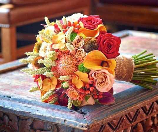 fall-wedding-flowers-ideas-calla-lilies-are-great-for-autumn-weddings-as-they-add-structure-to-designs-while-roses-and-bring-textural-notes-to-bouquets-and-arrangements.jpg (940×788)
