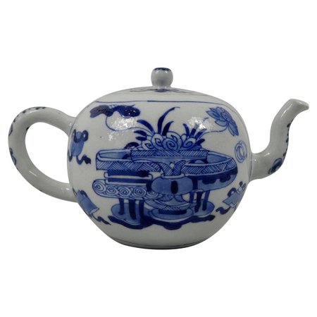 Chinese Porcelain Teapot, Precious Objects, Kangxi Period, circa 1700 For Sale at 1stdibs