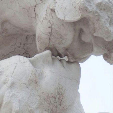 kissing statues
