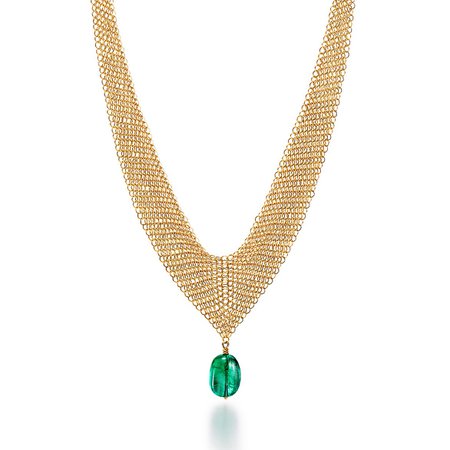Elsa Peretti® Mesh bib necklace in 18k gold with a tumbled emerald bead. | Tiffany & Co.