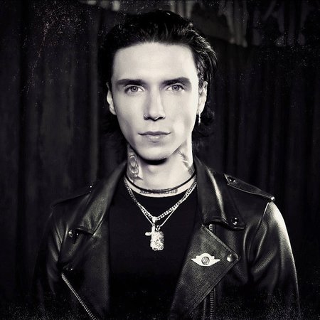 Andy Biersack on Instagram: “We’ve been posting new tour dates across the world all week and there’s more to come! Where will we see you in 2020? 🆎🖤 📷 @fatpogarty…”
