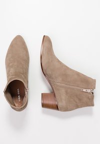 Pier One Ankle Boot - taupe - Zalando.ch