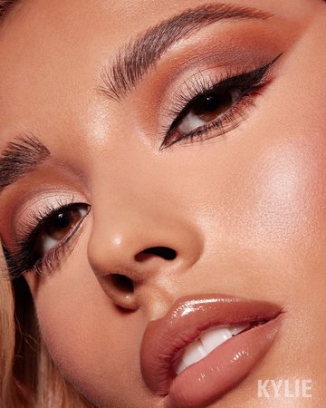 Kylie Cosmetics sur Instagram : bronze palette glam 🤍🤎 shop kylie palettes 30% off now on ulta.com! #ultabeauty | 👁 eyes: bronze palette + black kyliner 👄 lips: girls trip…