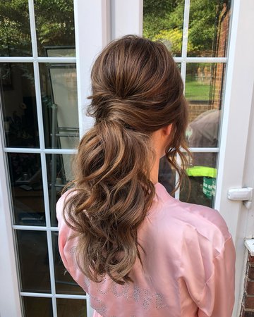ANGEL SATWICK sur Instagram : Soft ponytail for my bridemaids today 👰🏼 #angelsatwickhair #hair #hairstyle #hairup #wedding #weddinghair #bride #bridal #bridalhair…