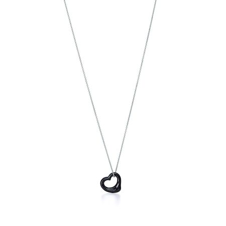 Pendente Open Heart in giada nera e argento. Collezione Elsa Peretti®. | Tiffany & Co.