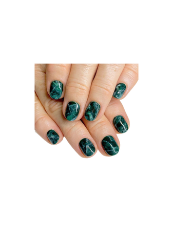 emerald green manicure