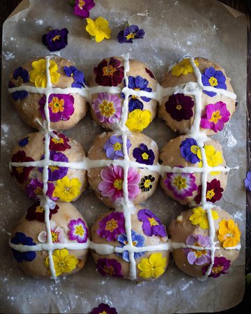 Aimee Twigger on Instagram: “Floral hot cross buns🌸🌼🌸 or as I have nicknamed them flower power hot cross buns 😂 A box of colourful primroses that I got from Jan’s…”