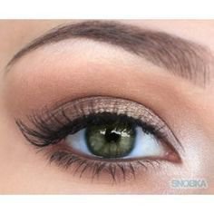 green eyes with neutral makeup