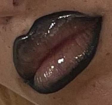 Black liner lip glossy