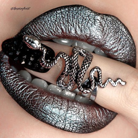 Fashion And Beauty sanoo Instagramissa: “Cool metallic lips by @theminaficent ❤️ . #lip #snake #metallics #lipart #lips #makeup”