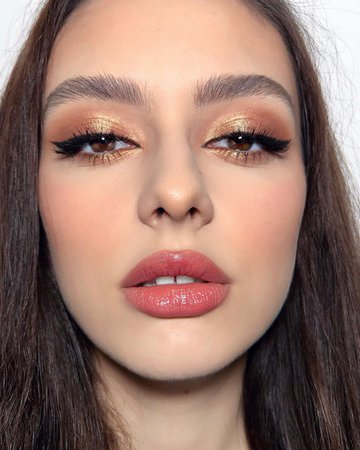 Malvina Isfan Makeup Artist sur Instagram : Flirtacious feeling ⚡️ This beautiful angel @ruxandra_mihaela_ is wearing a soft golden smokey eye plus a luscious glossy lip…