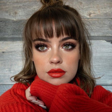 Julia Adams Makeup Artist 🇨🇦 sur Instagram : This lil bun saves from feeling like Lord Farquaad. Still unsure of wearing my hair down with these new bangs 😂 LIPS- @bitebeauty Scorpio…