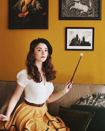 VINTAGE SOUL | SHIRIN ALTSOHN on Instagram: “Your friendly neighbourhood Hufflepuff wishes you a very magical weekend 💛 • This wonderful Hufflepuff beret was an early Christmas…”