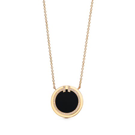 Pendente Circle Two Tiffany T em ouro 18k com ônix preta e diamantes. | Tiffany & Co.