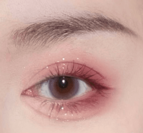 heavily blended red eyeshadow