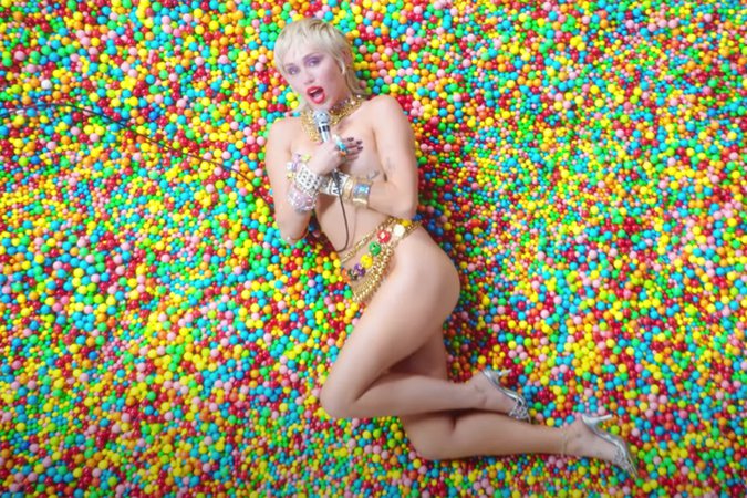 Miley Cyrus plastic hearts