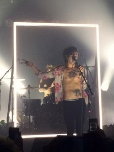 I will repin this pretty shirt whenever I see it | The 1975, Matthew healy, Matty healy