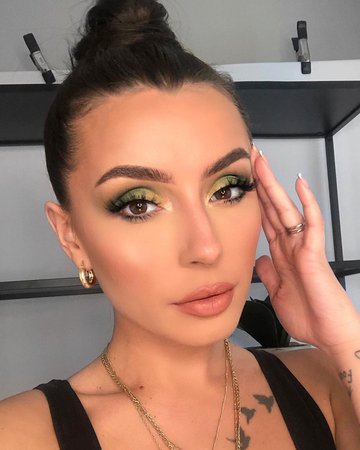 Jaime sur Instagram : 🌴Green tropical moment 🤍 Hyper-pigmented Eye & Face Palette Green @milanicosmetics ✖️ Lashes Miami Flare @lillylashes ✖️ Eyebrows KyBrow Dark…