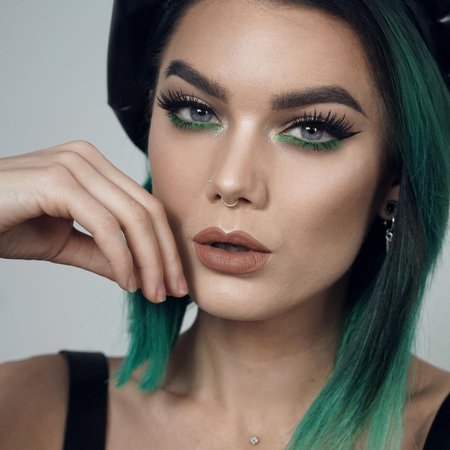 Linda Hallberg sur Instagram : Classic, with a touch of green 💚 #fotd #makeup #mua