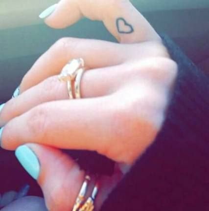finger tattoo