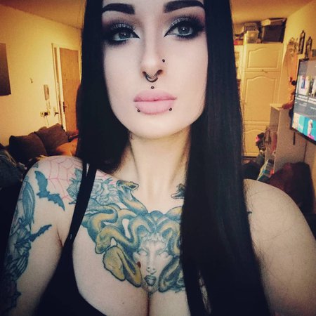 𝕵𝖚𝖑𝖎𝖆 𝕸𝖆𝖓𝖘𝖔𝖓 🕸️ on Instagram: “Quis ut deus. #face #quisutdeus #lips #piercings #alternative #tattooedgirls #picoftheday #medusa #makeup #katvondbeauty #jawlinegoals”