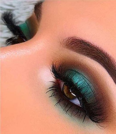 Emerald eye makeup