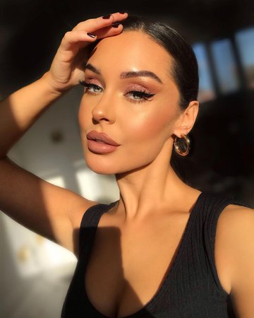 Kate 🦋 sur Instagram : Makeup therapy ✨ . Eyes: @nablacosmetics Side By Side Nude Palette @nablacosmetics Ruby Lights Glitter Palette ‘Virgo’ @kvdveganbeauty…